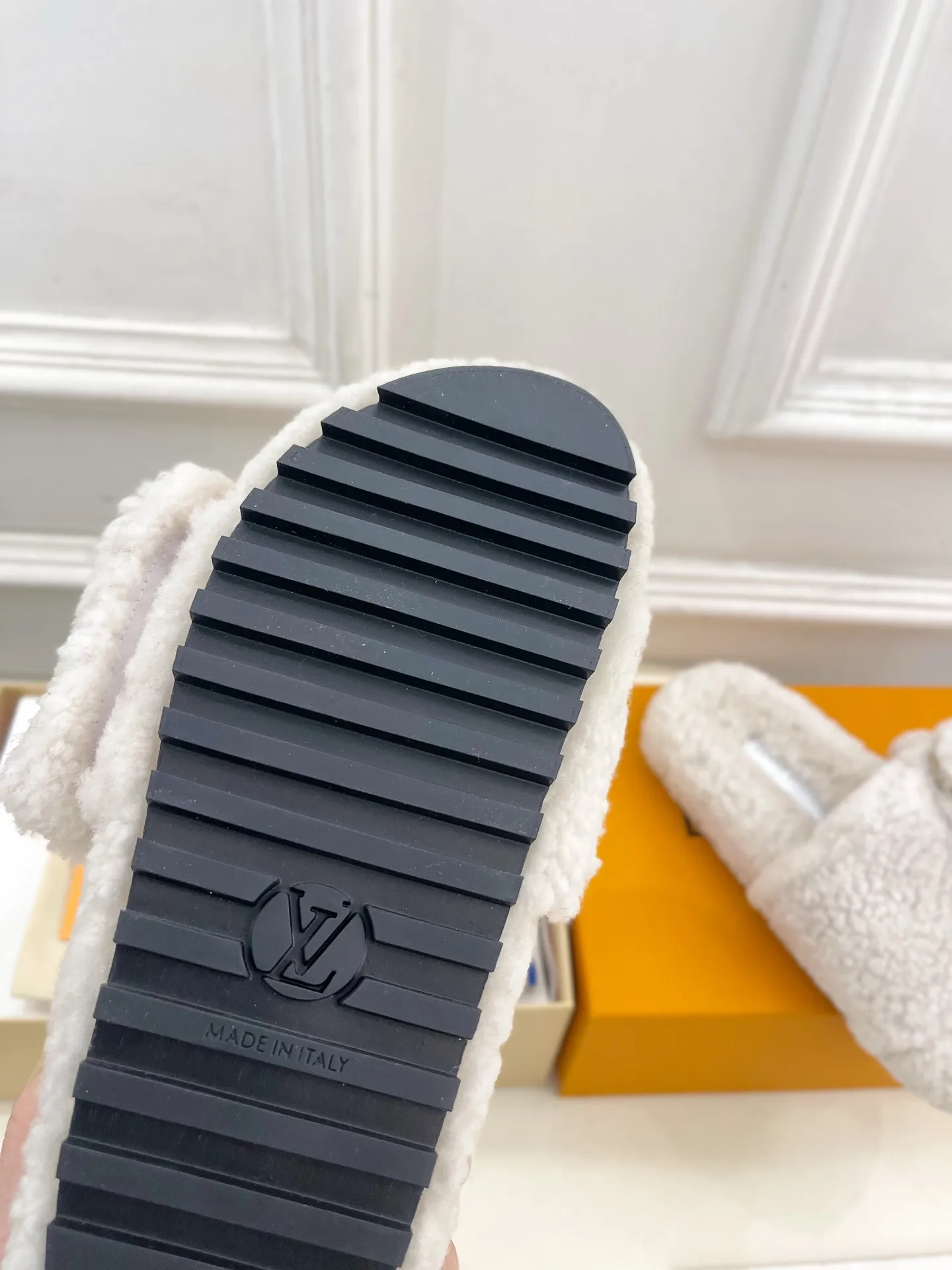 👟👟Ex-factory price 480👟👟 | Louis Vuitton 25𝐬𝐬 🧡💚2025 spring and summer new style top version⚠️ The counter features the latest LV wallet fur slippers, new hard goods🆕 ❥BS purchasing level! Full of high-end feel! A popular model among bloggers at home and abroad, it’s retro and fashionable and looks amazing on your feet! Mainly recommended model on the official website★ ━━━━━ ЅᏇєєt ━━━━━ ▪️Upper: Original custom-made wool ▪️Lining: imported goat hair lining ▪️Outsole: Original custom-made non-slip outsole ▪️Heel height: flat ▪️Shoe size: 35-39 (40.41.42 customization is not returnable)
